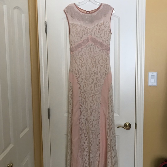 Vintage style lace gown - Picture 5 of 14